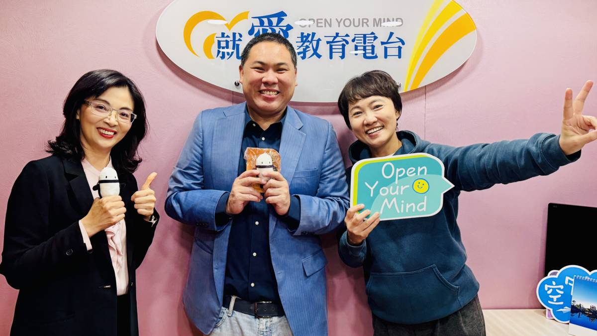 臺東縣卑南鄉富山實驗小學校長張鳳珠(左)、新加坡 STEAM 教育協會創辦人藍繼輝Dr. Turner Lam(中)