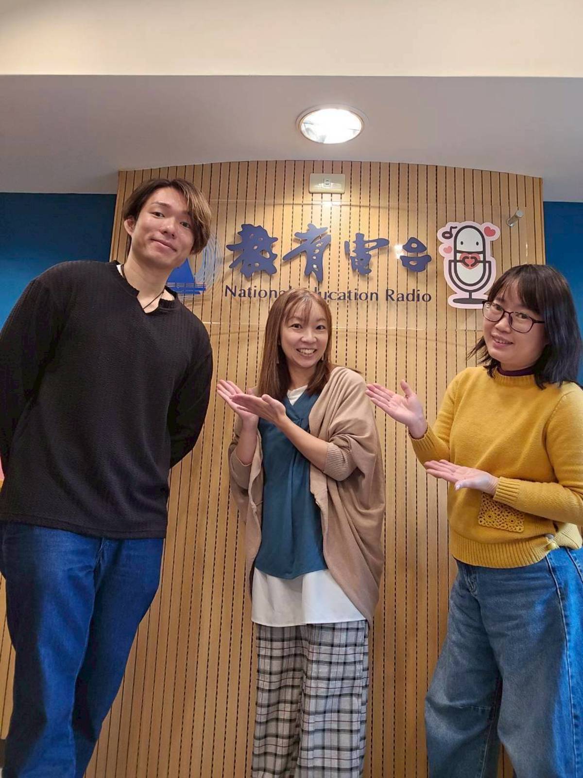 由左至右為來賓梁梓駿、主持人米果、主持人梅英。