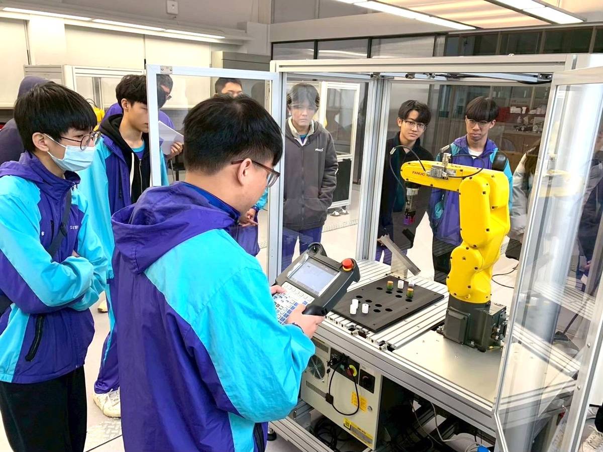 三重商工機械科學生學習操作智慧型機器手臂