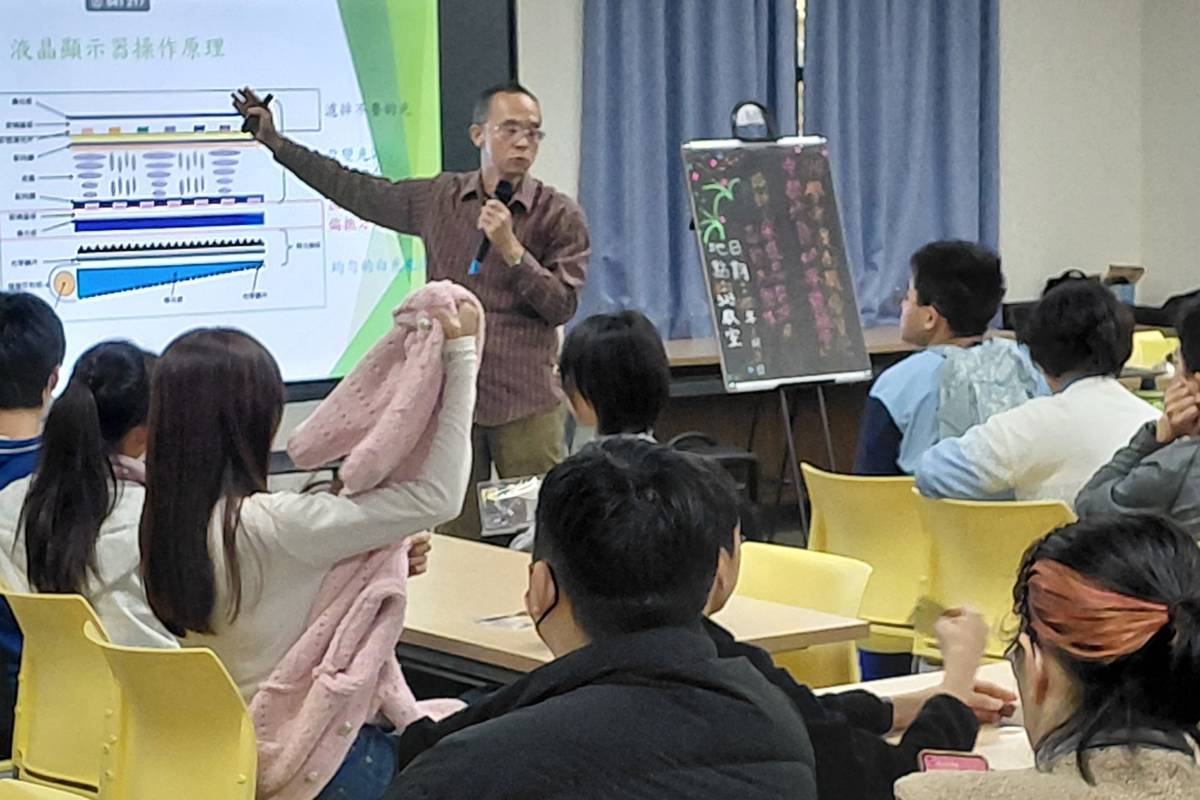 林宗欣教授探索偏光原理應用在液晶顯示（圖:光華高工提供）