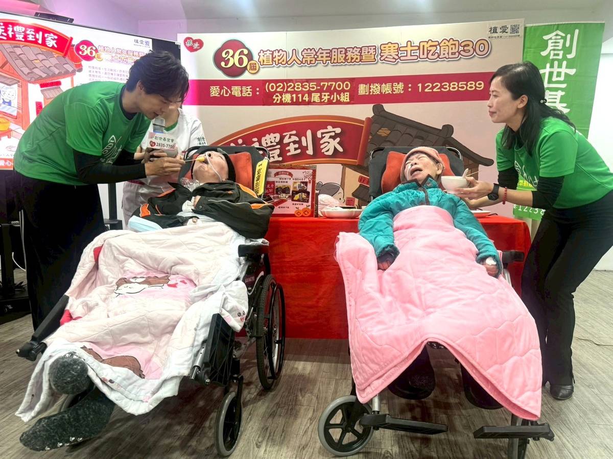 黃鐙輝以棉花棒為院民享用年菜