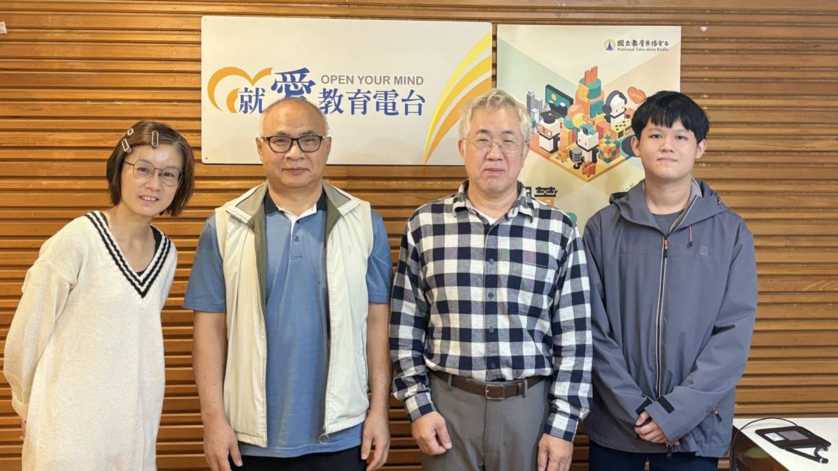 圖右二為:義守大學電機工程學系教授吳榮慶、圖左二為:資訊工程學系教授王三元、圖右一為:資訊工程學系學生蘇昱丞