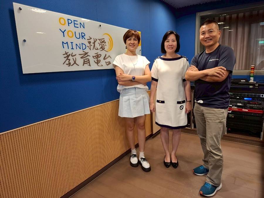 把看管孩子的功課給先生，其它的照顧全家的生活起居由我來負責。