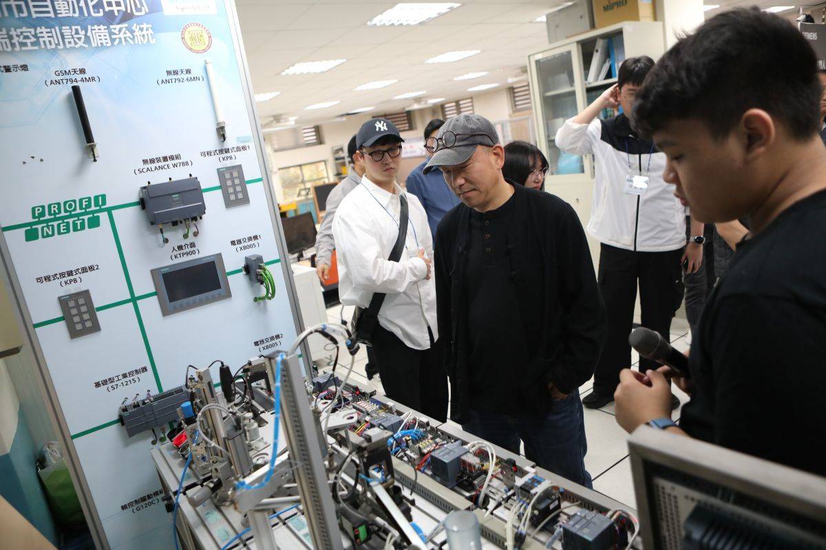 韓國參訪團參觀南港高工自動化技術教學中心