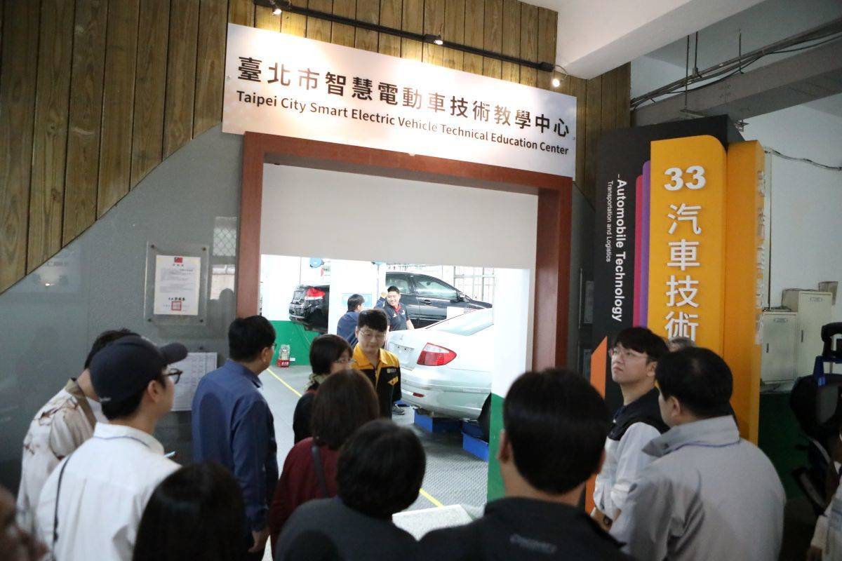 韓國參訪團參觀南港高工智慧電動車技術教學中心
