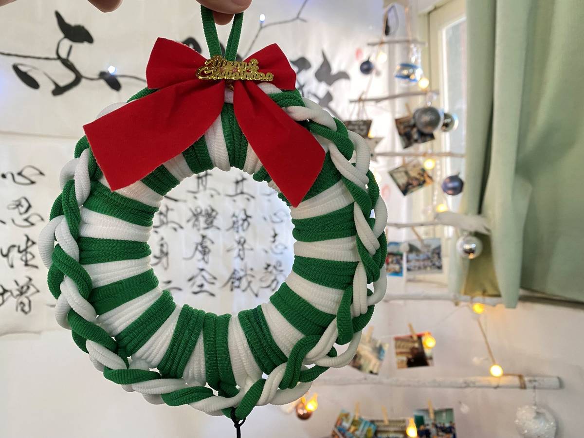 漢東小學學生準備了可以親手編織的花環與創意積木