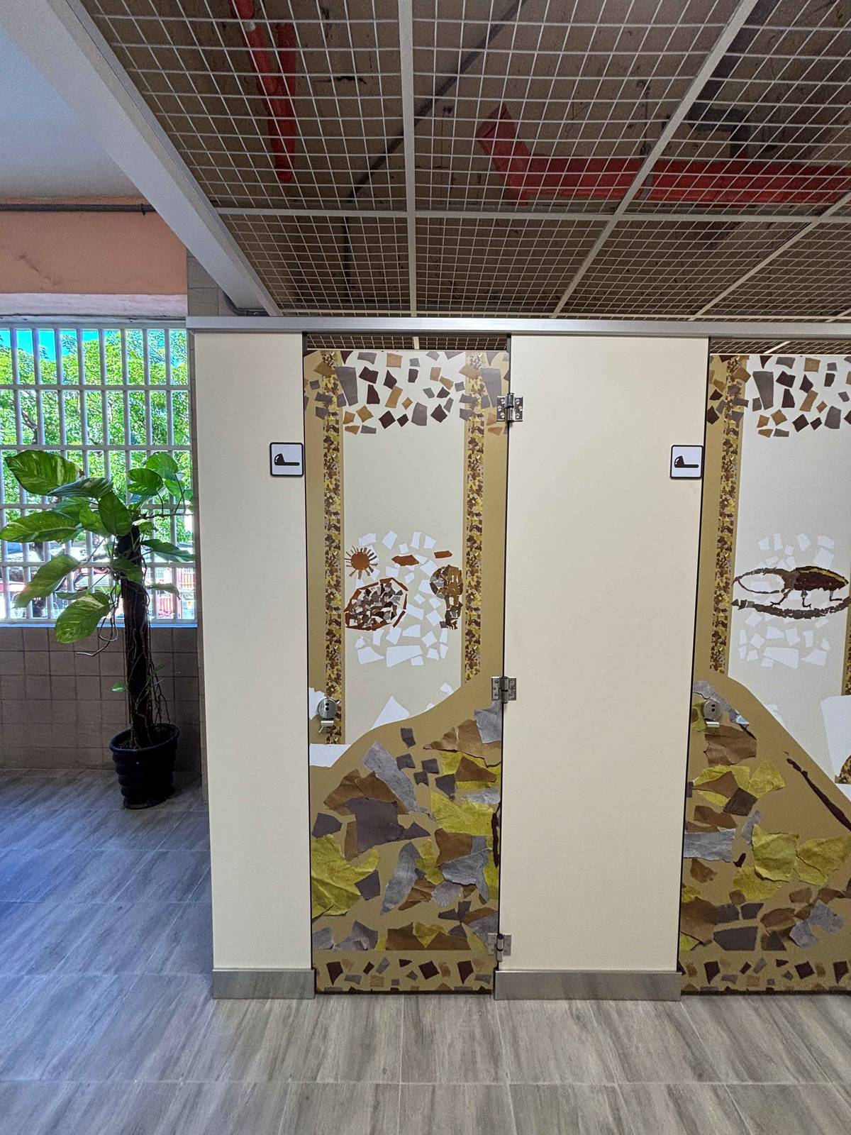 南門國小改變千篇一律的單色廁所隔間，使門板有不同的造型，營造愉悅的如廁空間