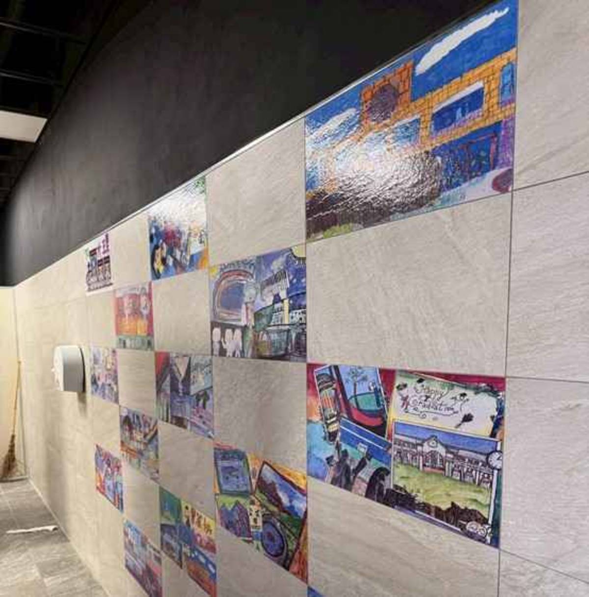 大理國小將學生作品鑲嵌於壁面磁磚中，讓冰冷的廁所牆面更富有童趣