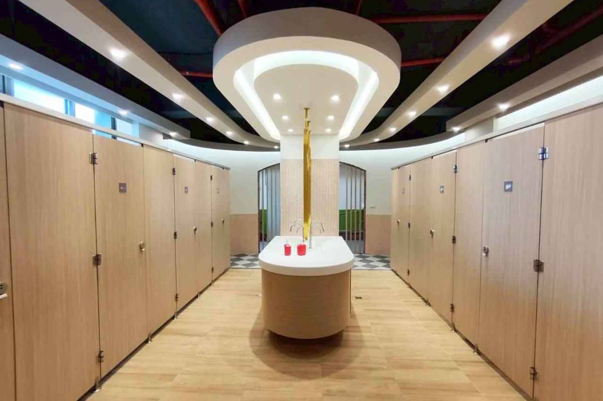 吉林國小透過明亮的間接照明與中島洗手臺的設計，彷彿進到百貨公司的盥洗室