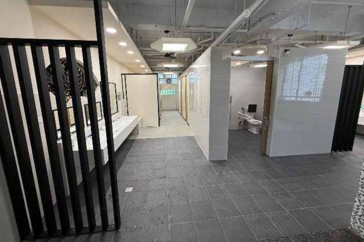 辛亥國小無障礙廁所以簡潔淺色磁磚與開放式天花打造明亮氛圍，提升安全與友善