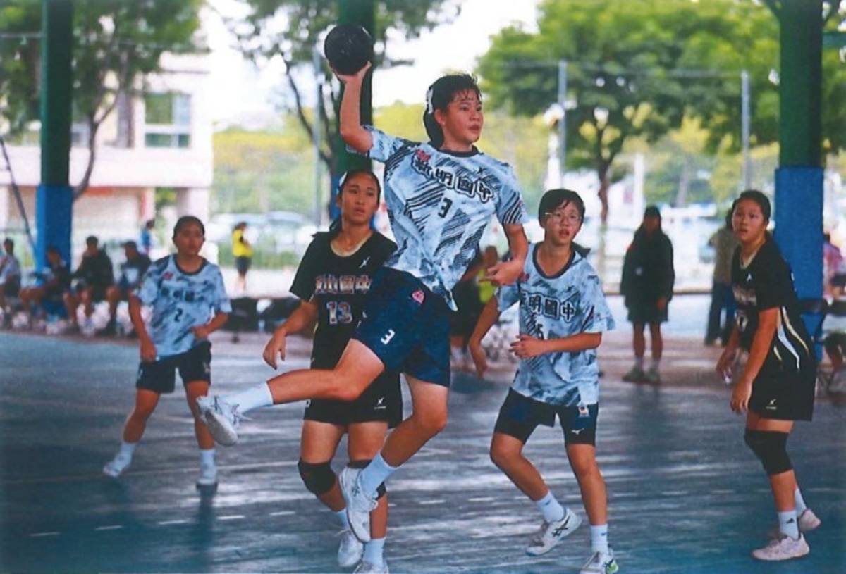 球員許沛蓁躍起射門