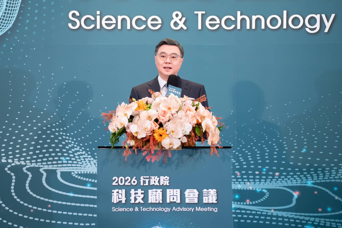 行政院卓榮泰院長於2026年行政院科技顧問會議中表示，今年會議主題與AI新十大建設的方向契合，期待透過顧問會議的建議能夠引領臺灣繼續前行。(國科會提供)