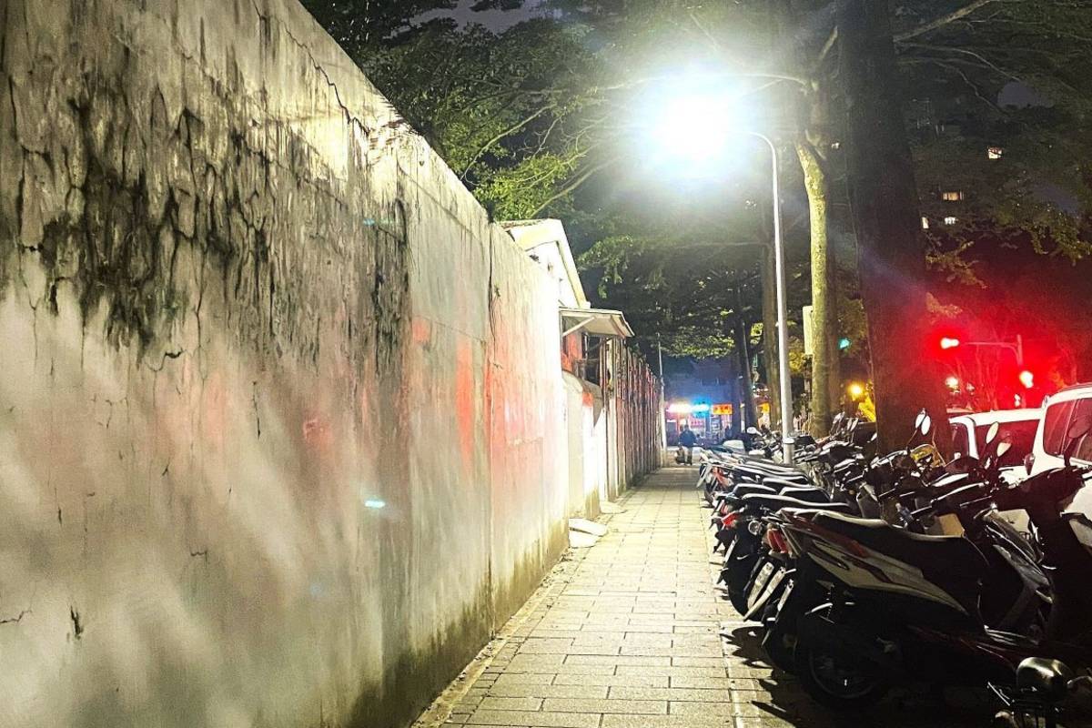 除了行人穿越道外，也補強校園周邊人行道的照明