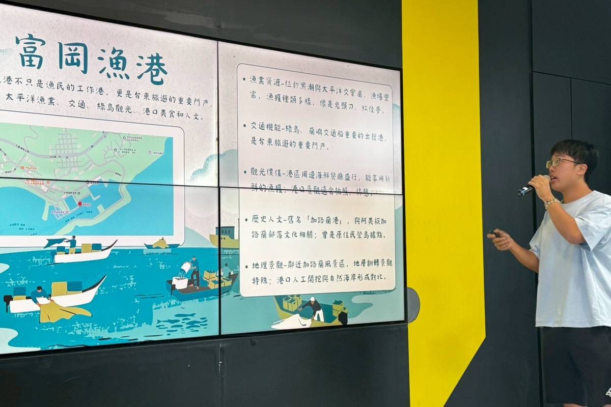 學生曾荃宥分享富岡漁港船長的紀錄故事