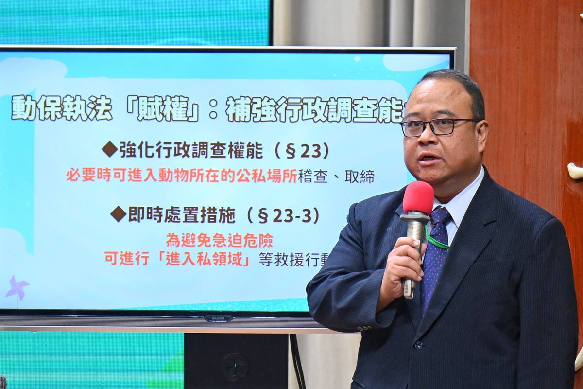 農業部動物保護司江文全司長說明動保法修法。(行政院提供)