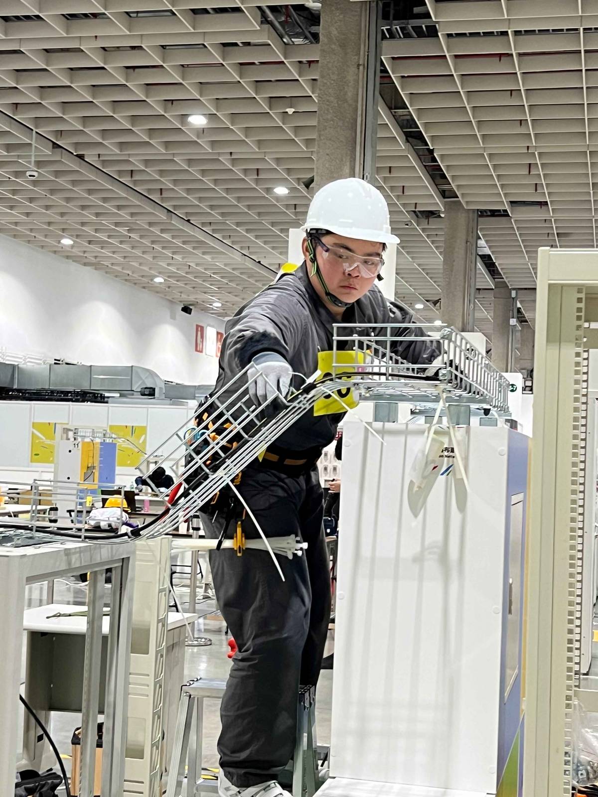 電機科曹峰嘉選手臨危不亂、冷靜分析題目與相關資料，勇奪「資訊網路布建」職類青年組金牌