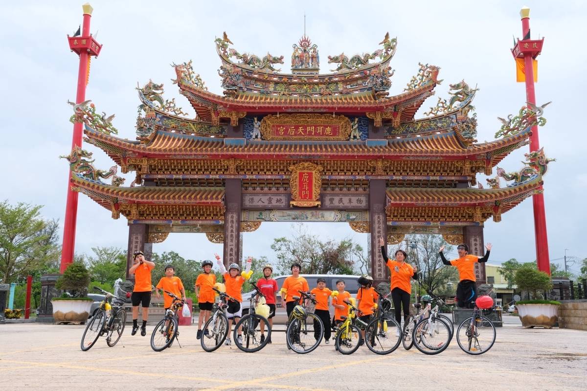 帶著孩子騎到四草大道，中途還遇到傾盆大雨，沒有孩子放棄，完成整整五十公里的挑戰。