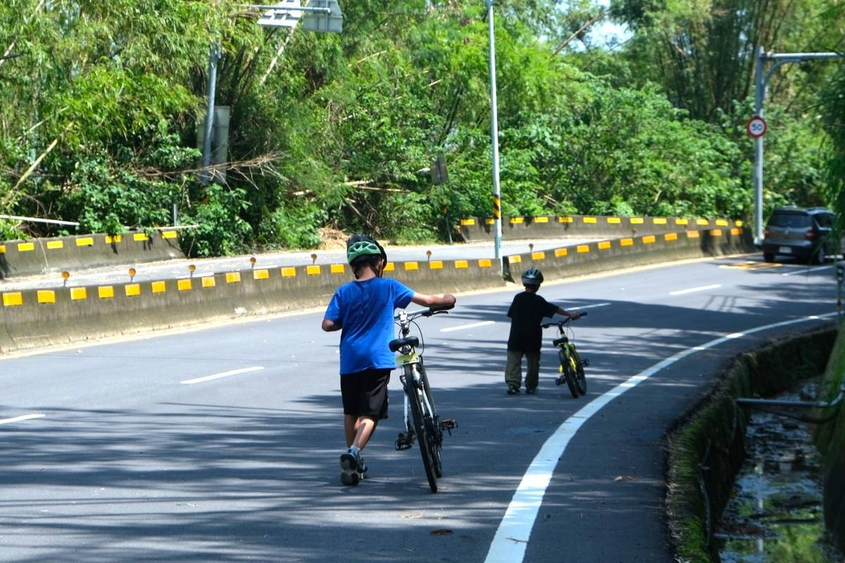 從內門經過龍崎和關廟再回市區，有一堆連續上坡，
嬌小的孩子下來用牽的，murmur著「老師你們是詐騙集團」。