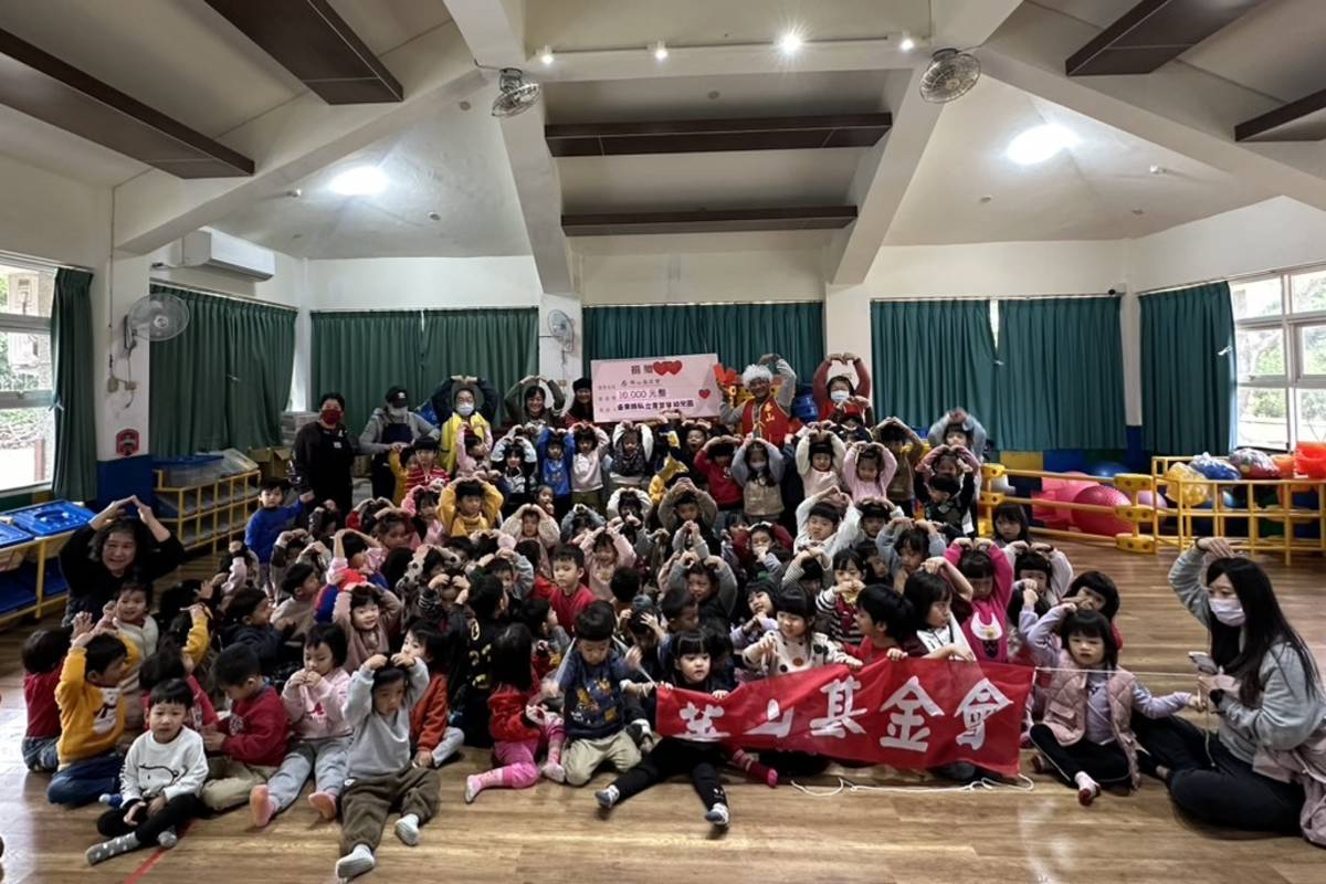 青荳芽幼兒園捐贈義賣所得給華山基金會，讓助老在幼兒心中扎根。