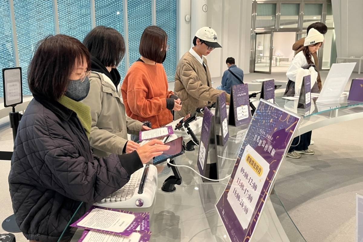 中市圖-時光未央-追憶未來-書展-ai互動體驗吸引許多民眾駐足參與