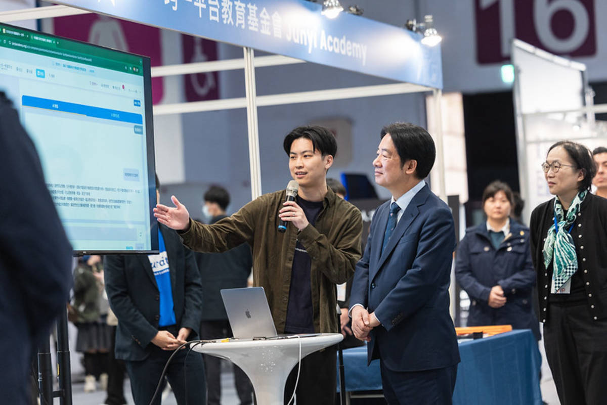 總統賴清德聽取攤位說明 (總統府提供)