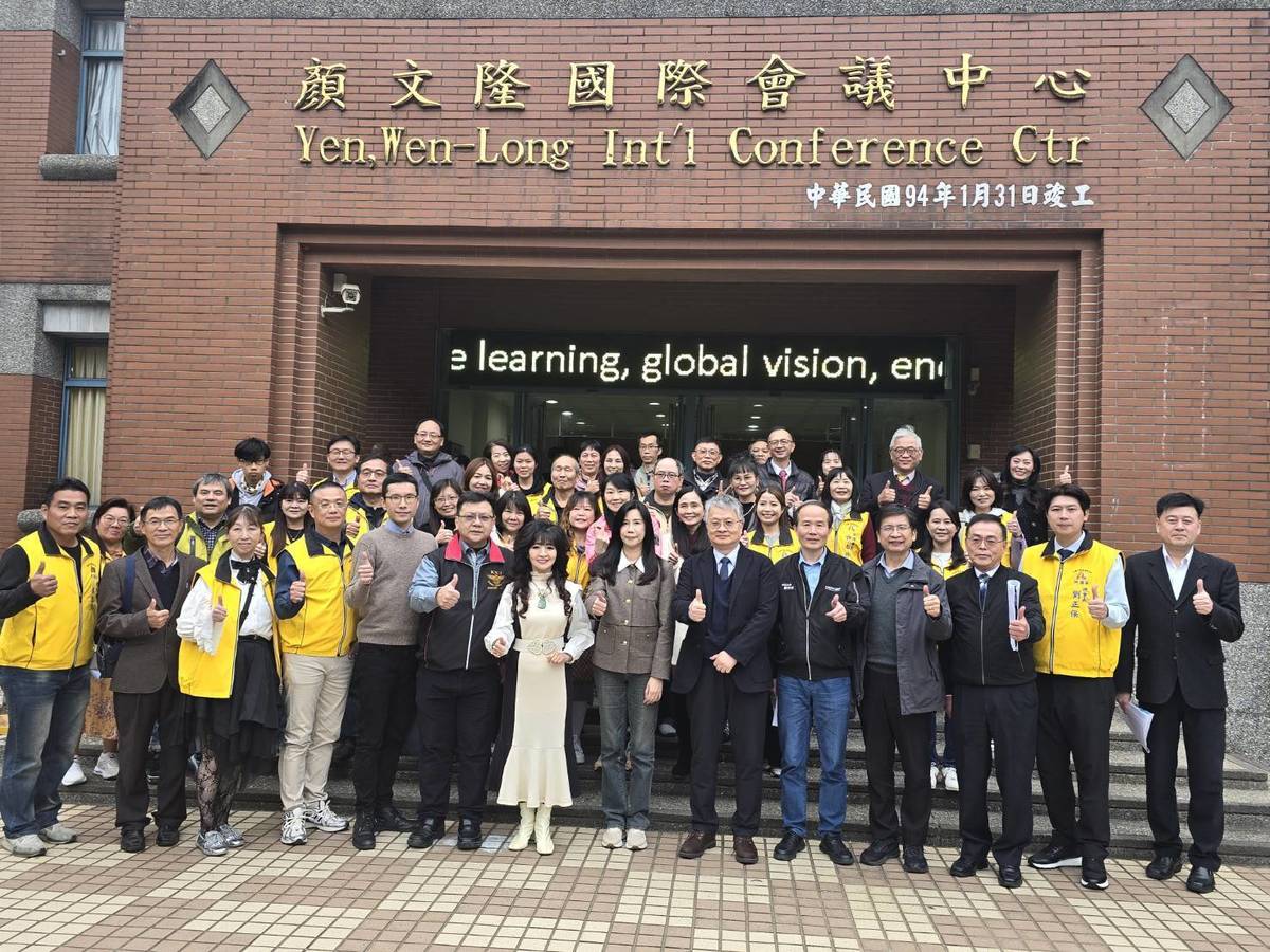 教育部次長劉國偉與參與來賓和影 (開南提供)