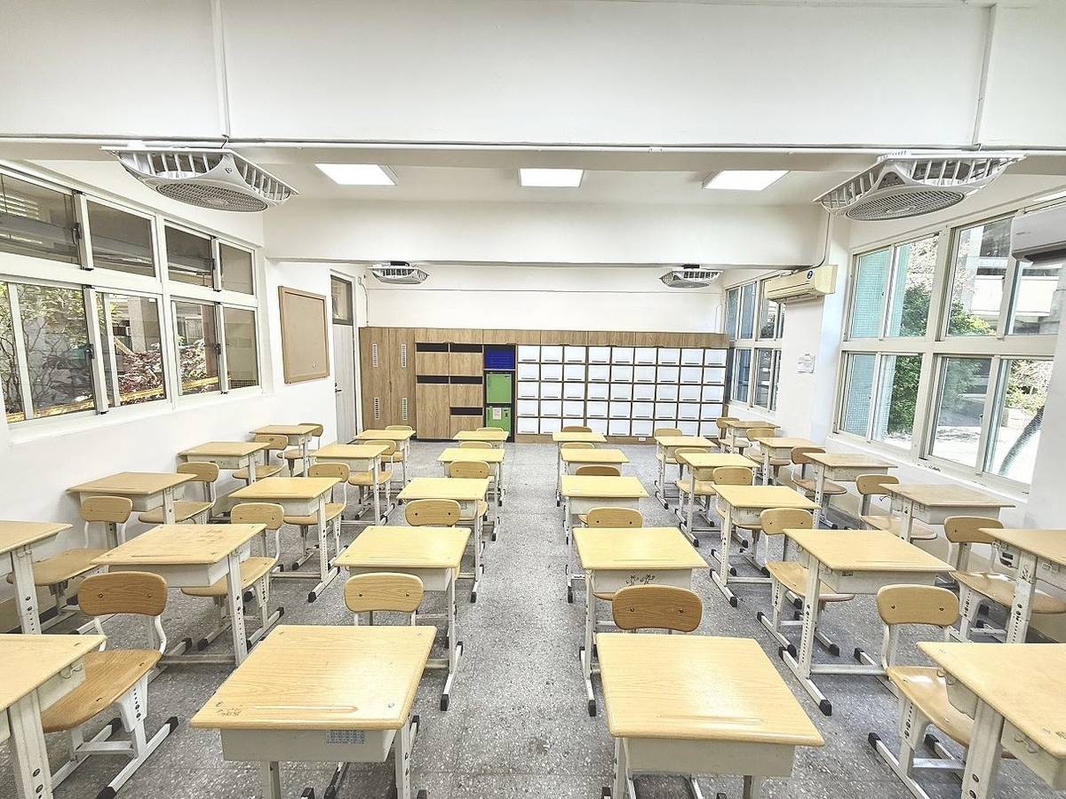 大直高中拆除原有的天花板，使教室空間更開闊