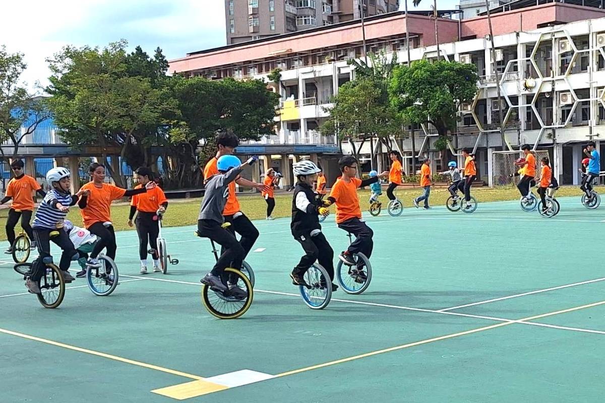 社子國小舉辦兒童專注力與情緒管理訓練成果觀摩會，學生練騎獨輪車，學習專注力

長