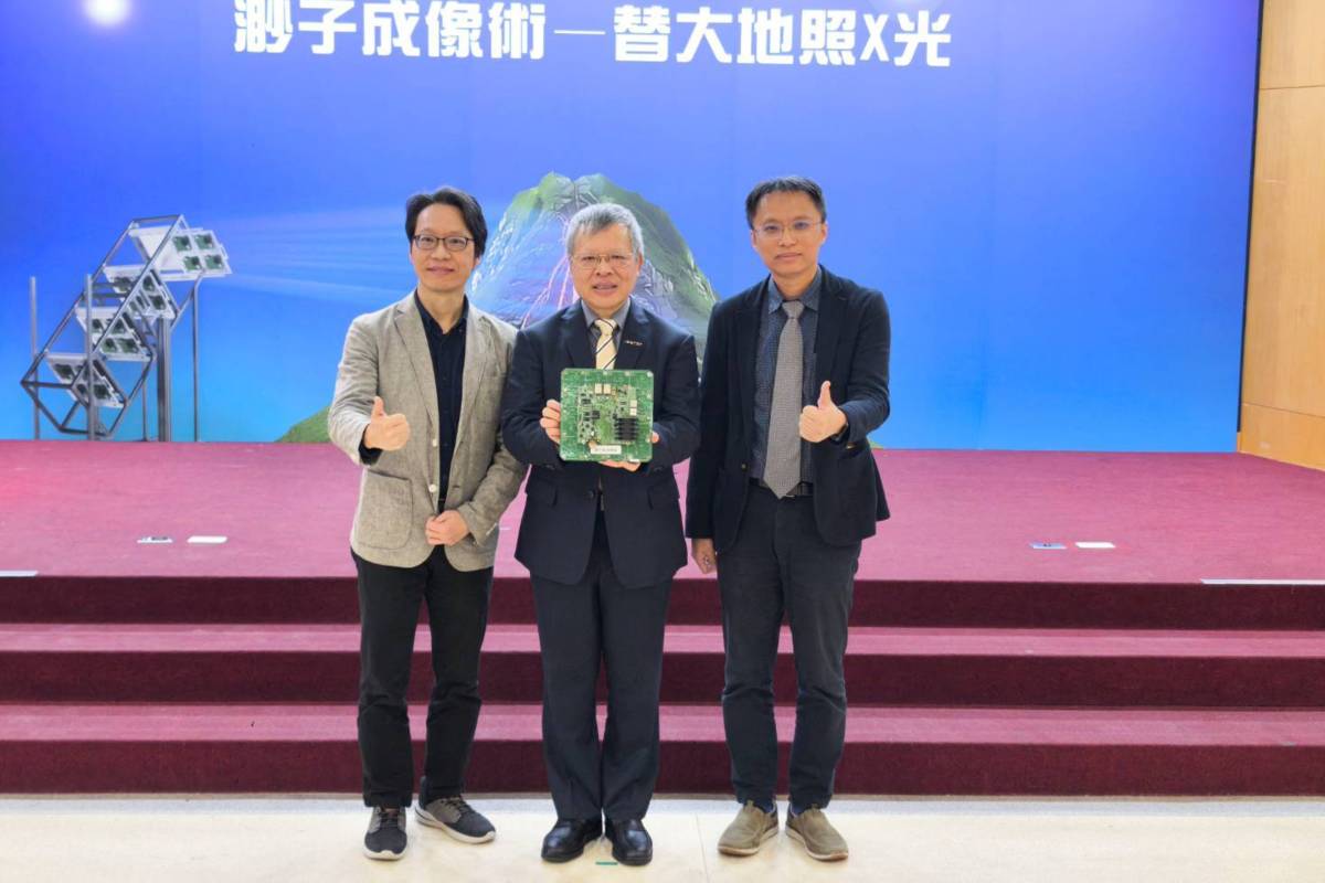 中央大學校長蕭述三(中)出席中央大學研究成果記者會，與郭家銘教授(右)、陳建志教授合影。