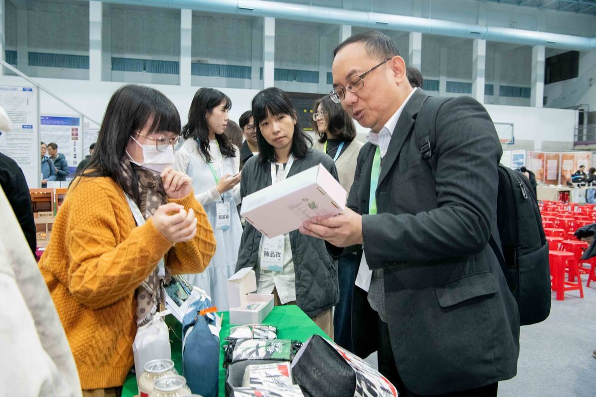 學生作品-AI生圖推廣鹿谷斜陽下的鹿光米