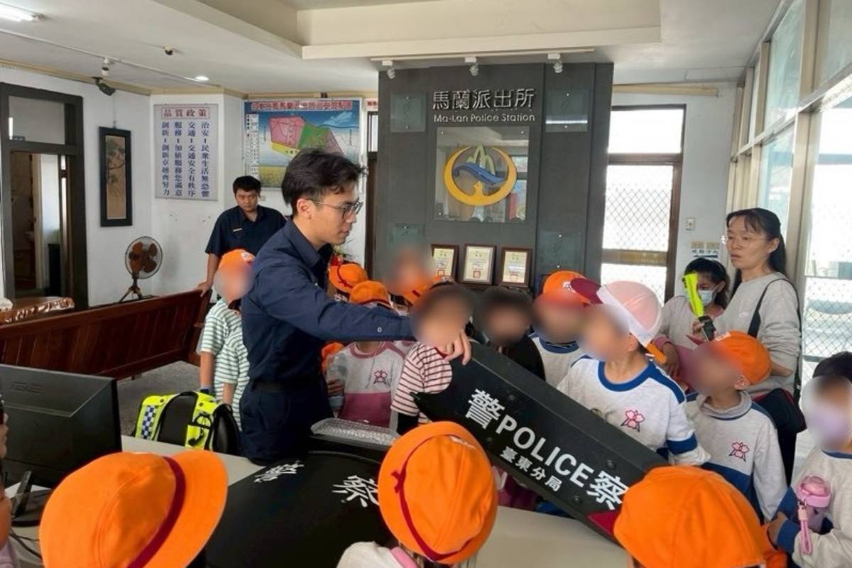 馬蘭國小師生前進派出所，學習交通安全觀念與自我防護知能。