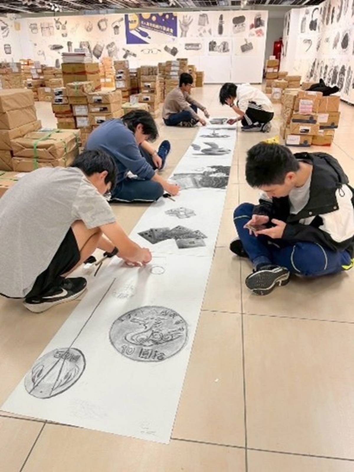 學生集體創作，將一張張素描結合成一長串影格故事線

