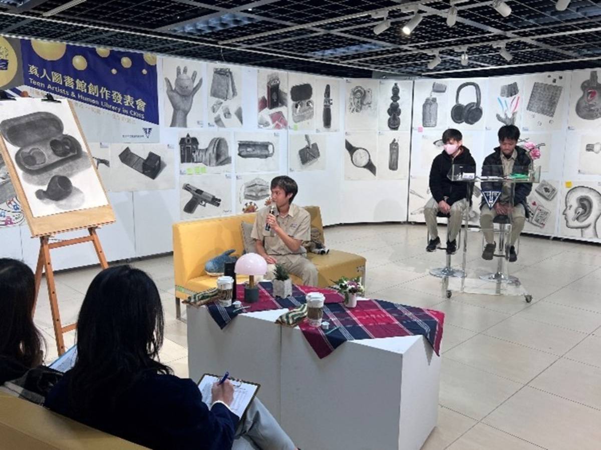 建國中學將夢紅樓藝廊展場空間化為溫馨會客室，與來賓互動對談