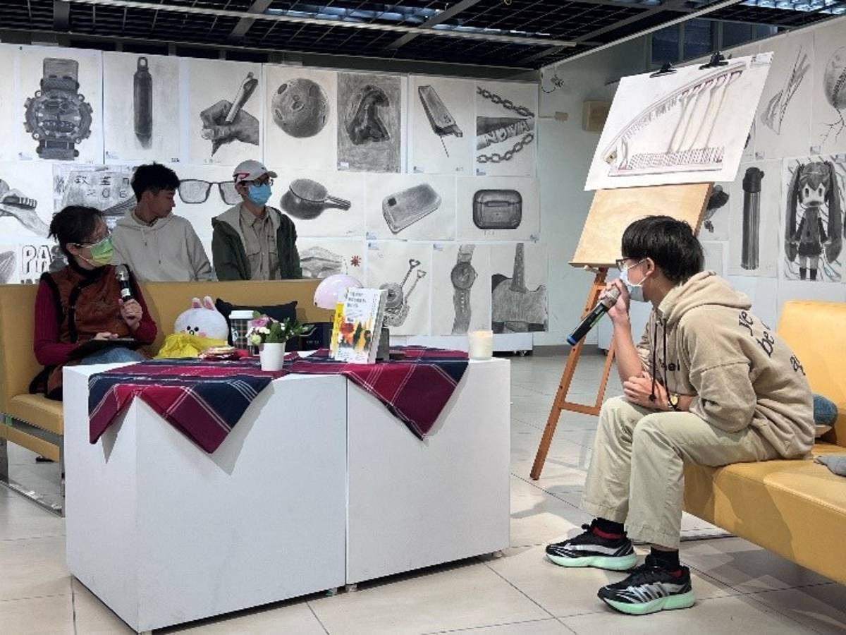 學生陳韋典將日常用到的梳子，轉化為怪獸，呈現清理與恐懼矛盾意象並存的畫面