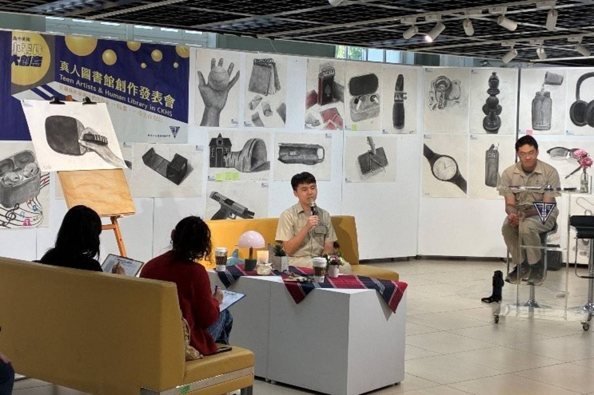 建國中學「小零件˙大創意」創作發表會展出二年級跨班素描作品


