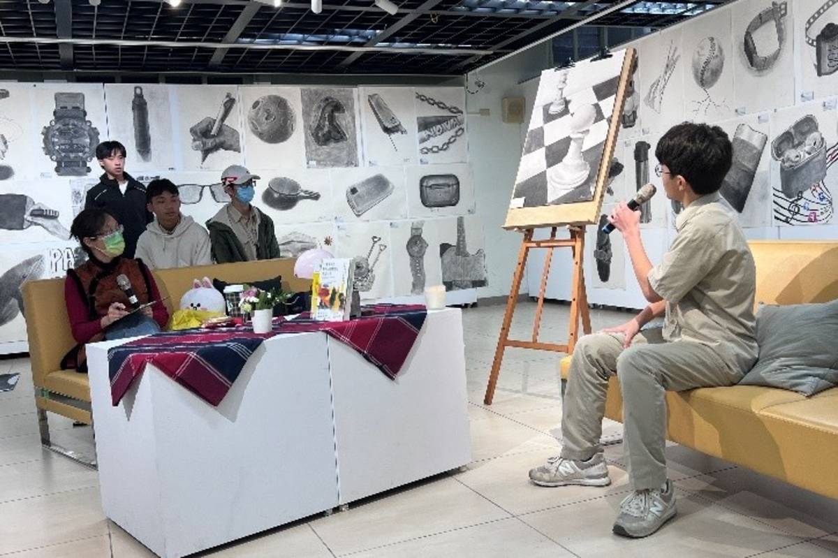 學生畫出西洋棋中的小兵，期許自己能像小兵一樣持續往前走