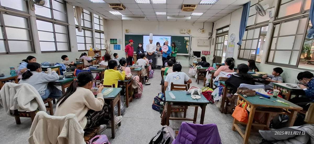 陳宗佑師傅向學生說明選購CAS合格肉品的重要性