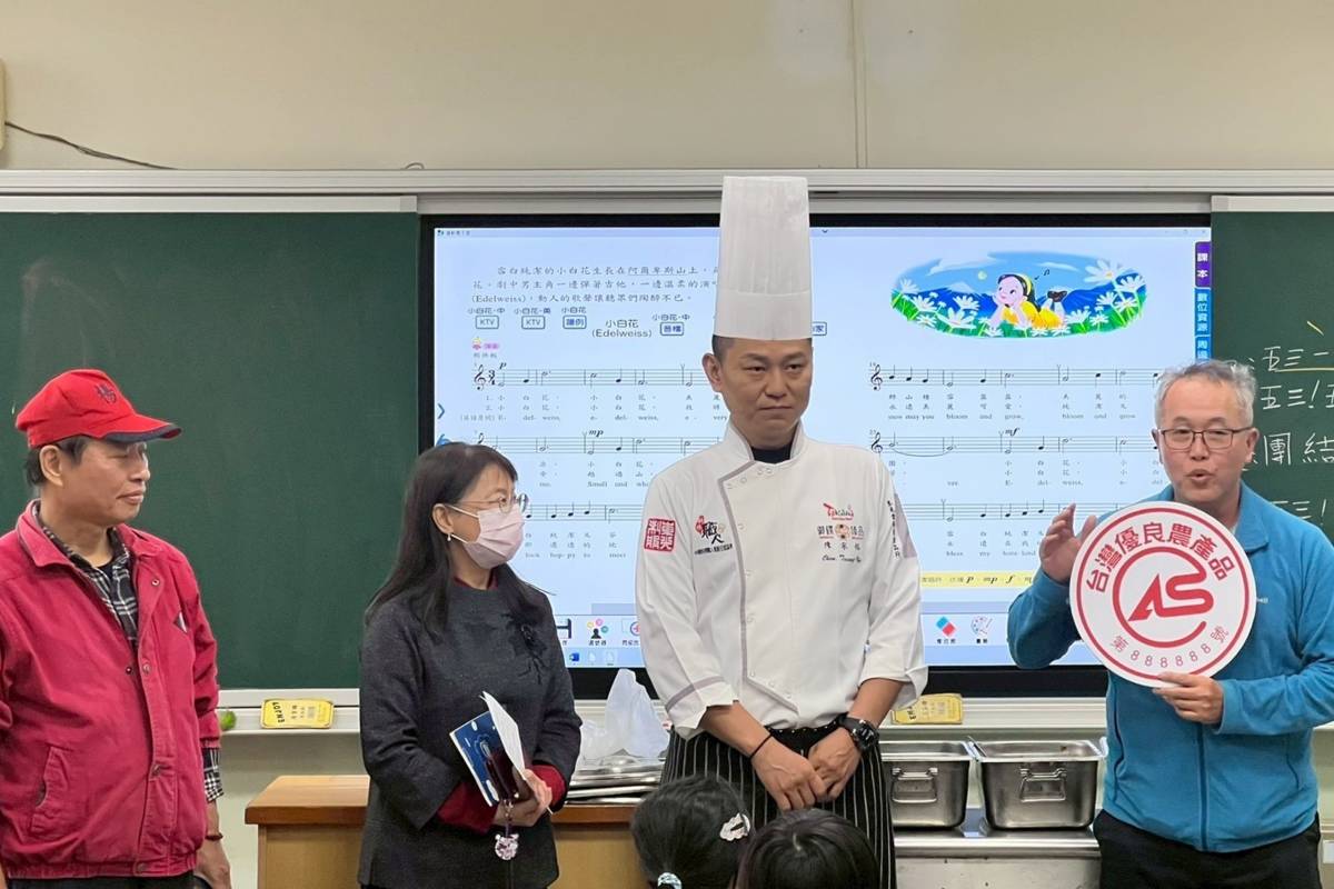 楊梅國小邀請陳宗佑師傅入校交流和示範料理，並到班級與學生分享