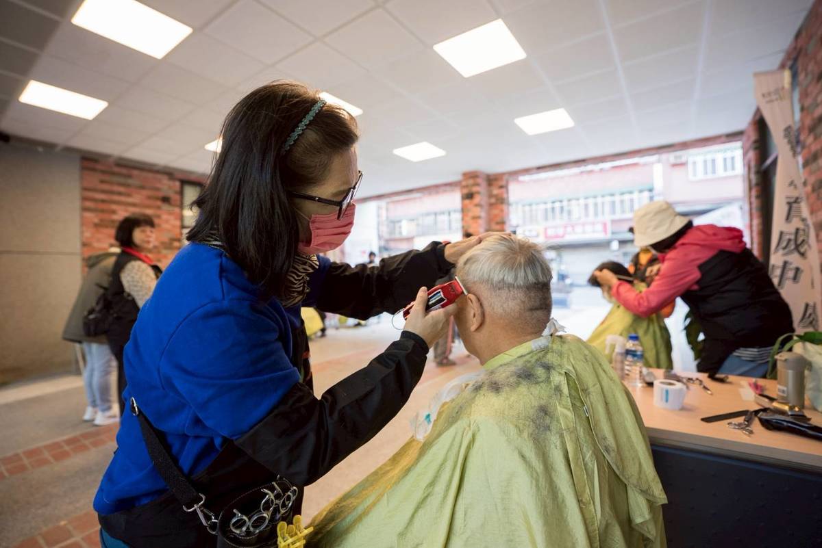 國立空大舉辦義剪活動 盼在過年前能容光煥發