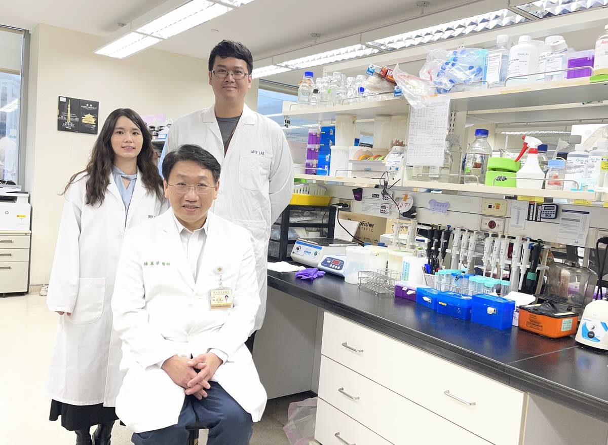 陽明交大楊慕華教授研究團隊成員，臨床醫學研究所賴冠甄同學(左)，楊慕華教授(中)，邱柏憲博士(右)(陽明交大提供)