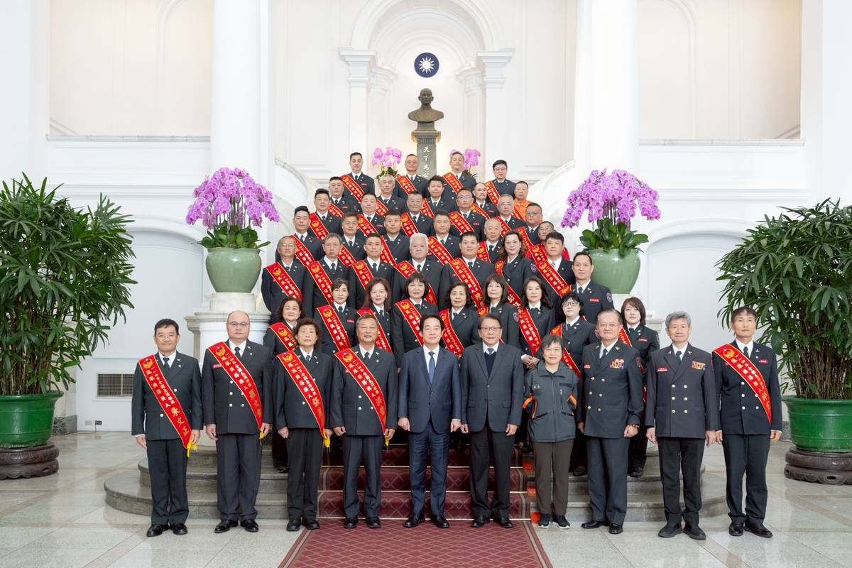 賴清德總統接見鳳凰獎楷模。(取自總統府flickr)