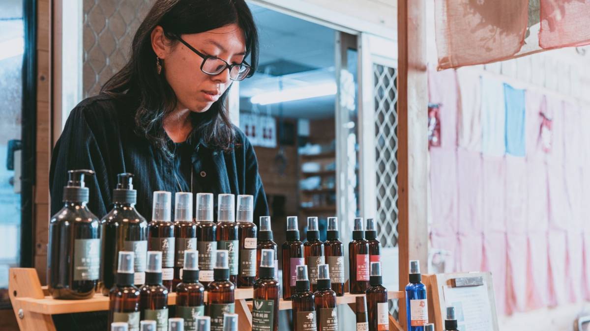 阿盧在市集中販售自己製作的藥草產品(木工市集提供)。