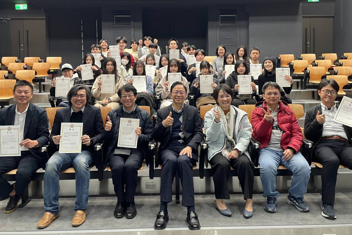 「文華獎學金」頒獎典禮圓滿落幕，張善政榮譽院長與獲獎師生合影留念