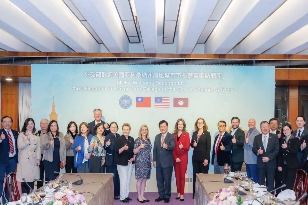 外交部長林佳龍（右十二）款宴美國亞利桑納州鳳凰城市市長蓋蕾歌（Kate_Gallego，右十三）訪問團