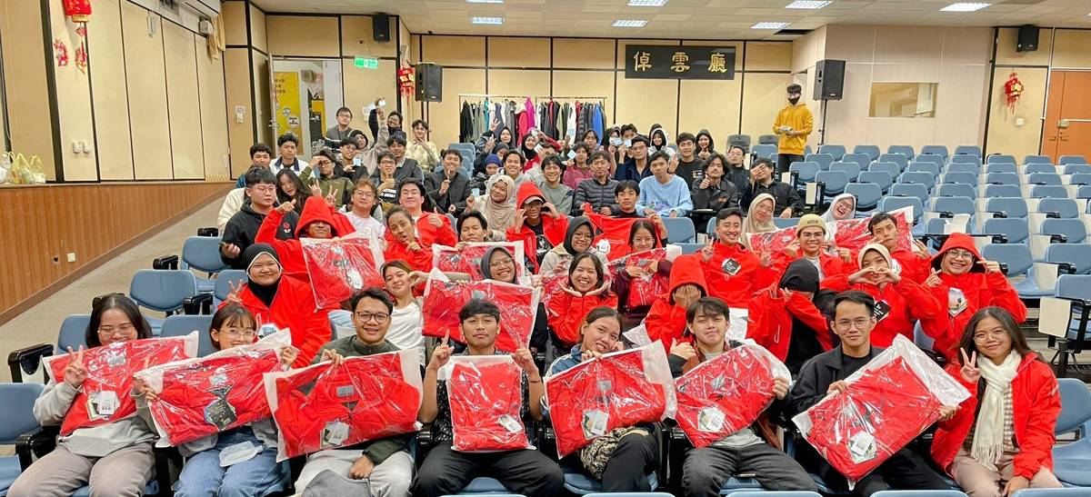 聖約翰科技大學向校友總會發動「寒冬送暖」外套募集行動，短短兩天內即募得20.8萬元，為境外生添購外套，讓他們禦寒。(聖約翰科大提供)