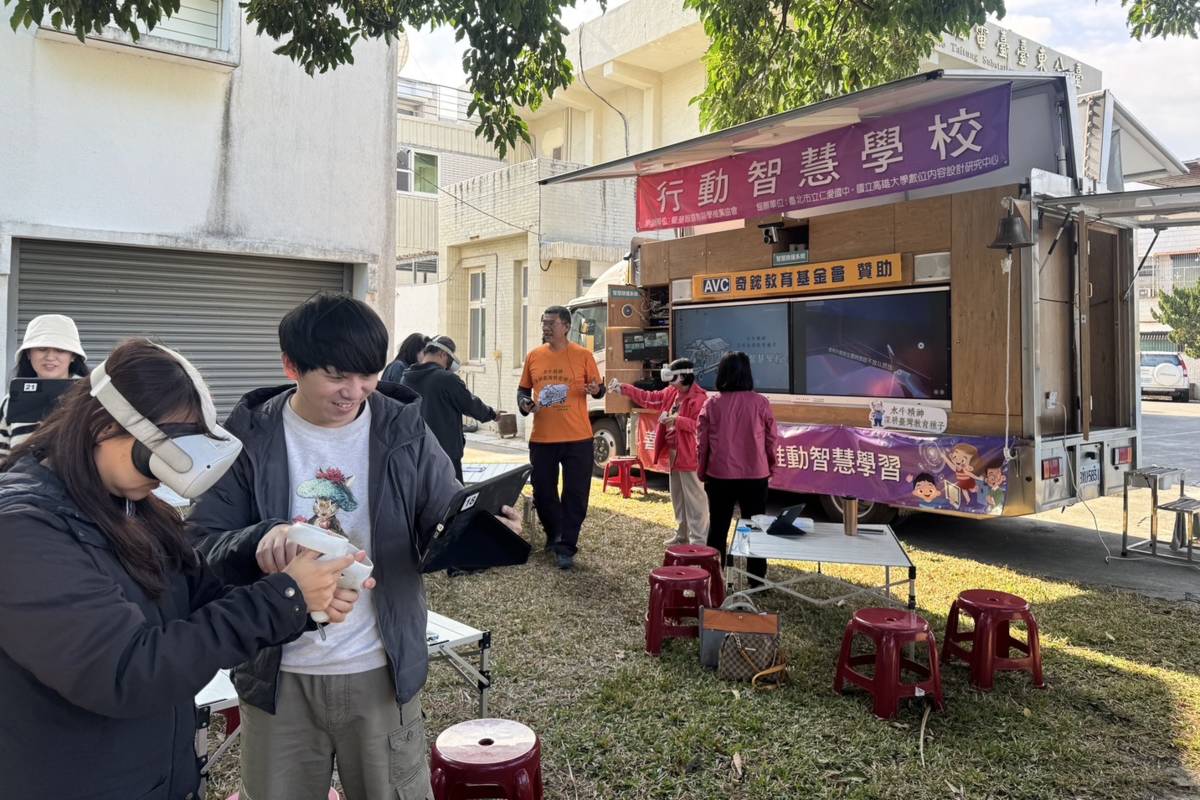 學員戴上VR頭盔，體驗數位科技運用在教學的魅力。