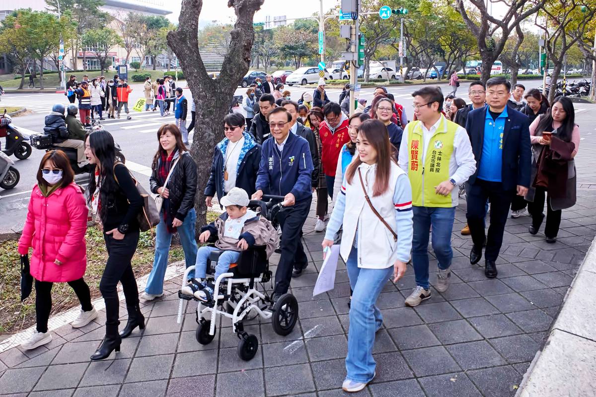 教育局湯志民局長陪伴特教生步行到電影院