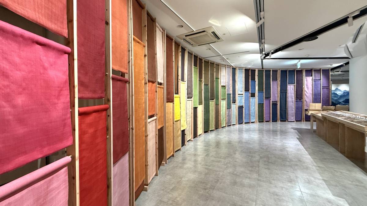 台灣經典百色中選出71色楚成台灣色譜牆。