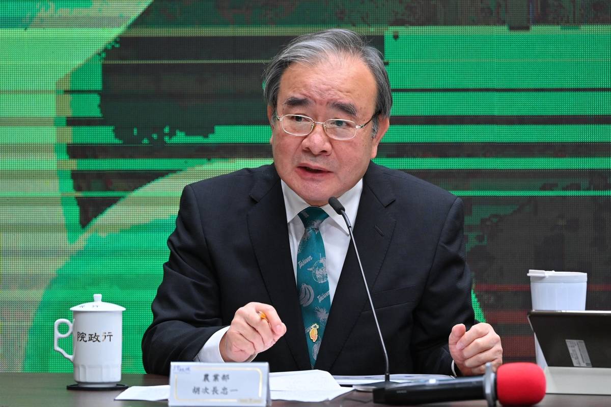 農業部次長胡忠一說明老農津貼調整規劃。(行政院提供)