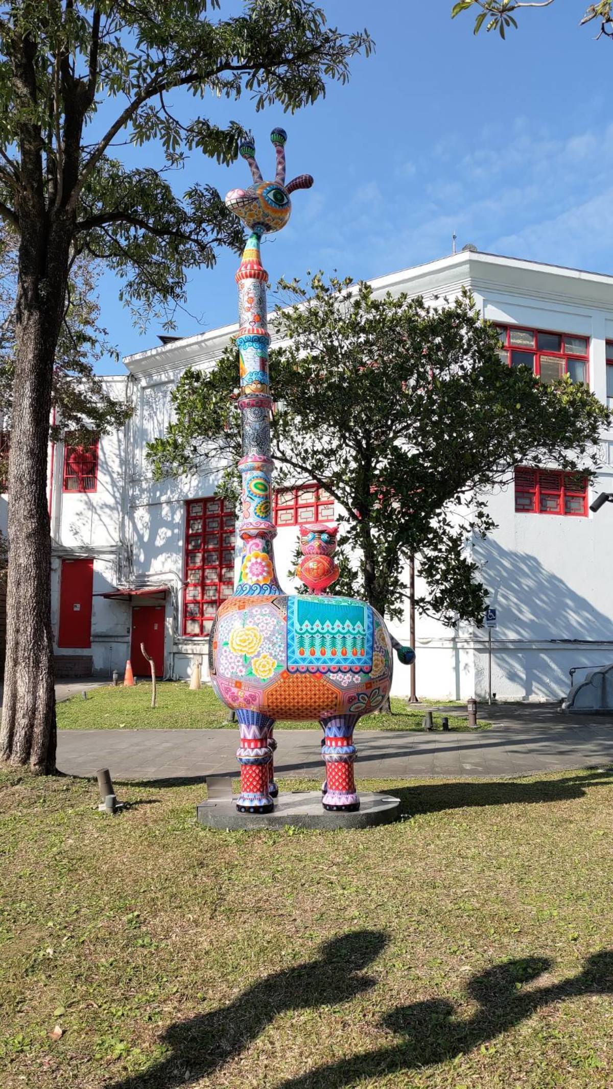 繽紛雕塑現身南海學園  史博館以洪易作品邀民眾親近